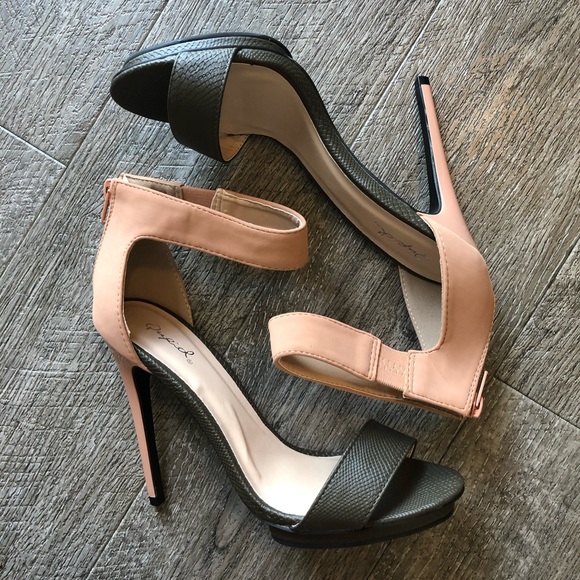 Qupid Ankle Strap Stiletto w/Platform - Picture 4 of 8